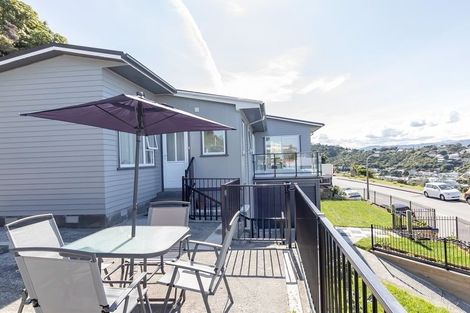 Photo of property in 91 Akaroa Drive, Maupuia, Wellington, 6022