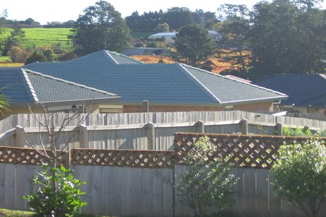 Photo of property in 8 Chesterton Terrace, Henderson, Auckland, 0612