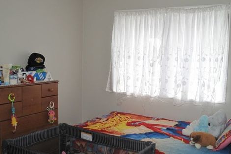 Photo of property in 2/11 Etherton Drive, Weymouth, Auckland, 2103