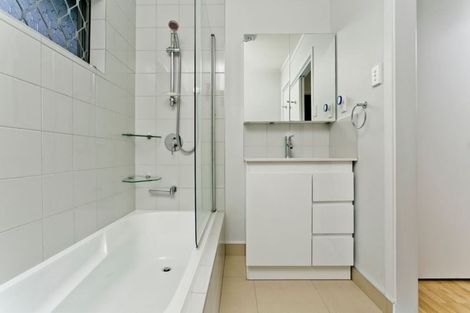 Photo of property in 2/19 Hamilton Place, Glenfield, Auckland, 0629