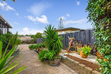 Photo of property in 1/18 Ashbourne Place, Glendene, Auckland, 0602