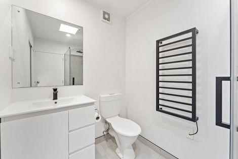Photo of property in 2/222 Birkdale Road, Birkdale, Auckland, 0626