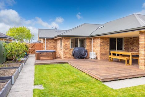 Photo of property in 17 Whitford Place, Rototuna North, Hamilton, 3210