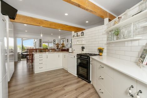 Photo of property in 36 Omokoroa Road, Omokoroa, 3114