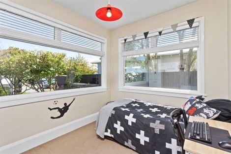 Photo of property in 100 Saint Andrews Square, Strowan, Christchurch, 8052