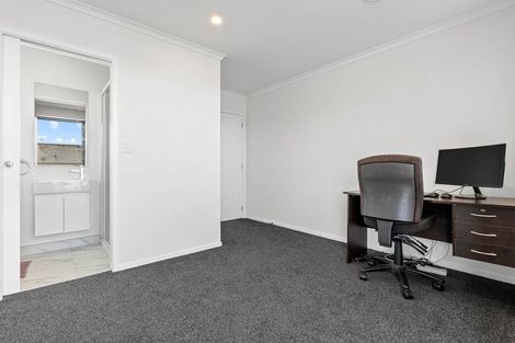 Photo of property in 21 Dumas Place, Rosehill, Papakura, 2113