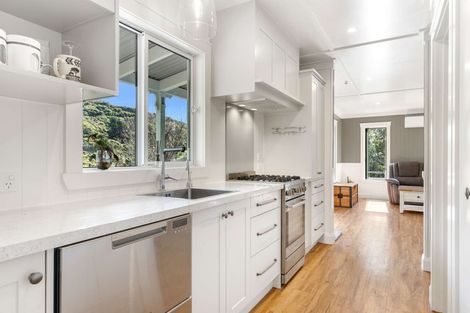 Photo of property in 16 Angle Street, Picton, 7220