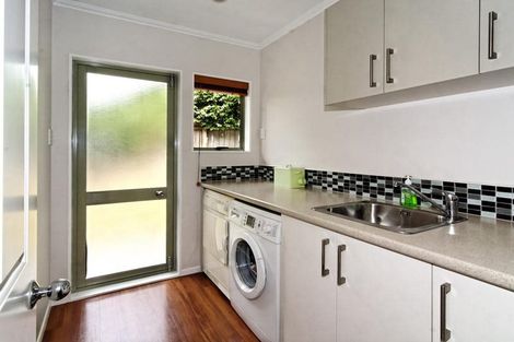 Photo of property in 13 La Roche Place, Northcote, Auckland, 0627