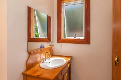 Photo of property in 290 Heatherlea Road East, Levin, 5571