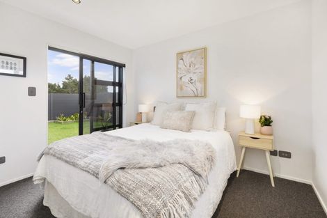 Photo of property in 4 Boeing Way, Newlands, Wellington, 6037