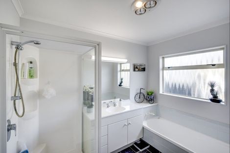 Photo of property in 5 Flemington Place, Taradale, Napier, 4112