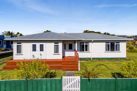 Photo of property in 6 Mace Terrace, Oakura, 4314