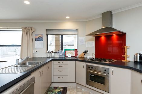 Photo of property in 5 Nevada Way, Kelvin Grove, Palmerston North, 4414