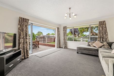 Photo of property in 6 Daniels Road, Redwood, Christchurch, 8051