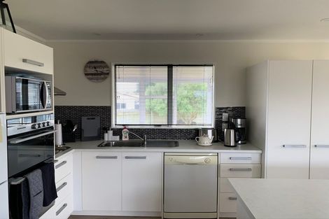 Photo of property in 52 Sarah Street, Waikawa Beach, Levin, 5573