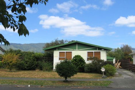 Photo of property in 48 Larchmont Grove, Totara Park, Upper Hutt, 5018