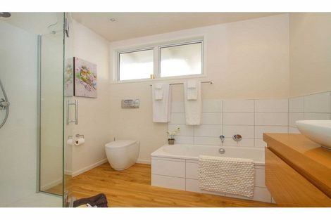 Photo of property in 99 Pupuke Road, Northcote, Auckland, 0627