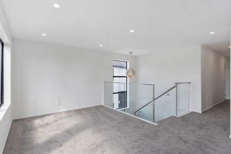 Photo of property in 101a Beach Road, Te Atatu Peninsula, 0610