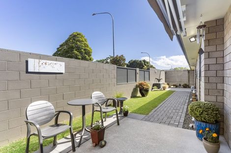 Photo of property in 18 Royalle Mews, Botany Downs, Auckland, 2010