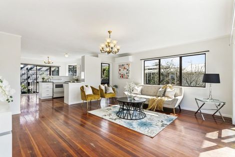 Photo of property in 10b Matipo Road, Mairangi Bay, Auckland, 0630