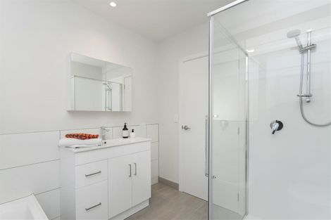 Photo of property in 8 Mcfaddens Road, St Albans, Christchurch, 8052