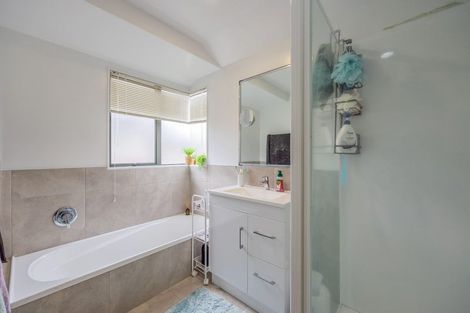 Photo of property in 32 Landing Drive, Albany, Auckland, 0632