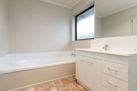 Photo of property in 5 Nevada Way, Kelvin Grove, Palmerston North, 4414