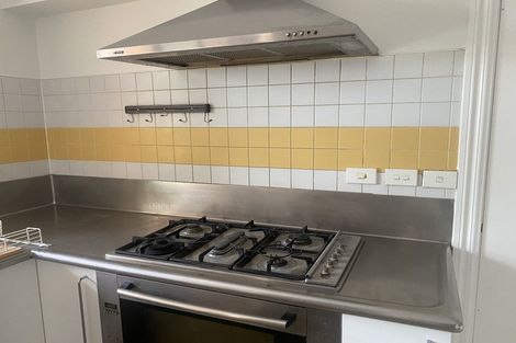 Photo of property in 28 Eccleston Hill, Thorndon, Wellington, 6011