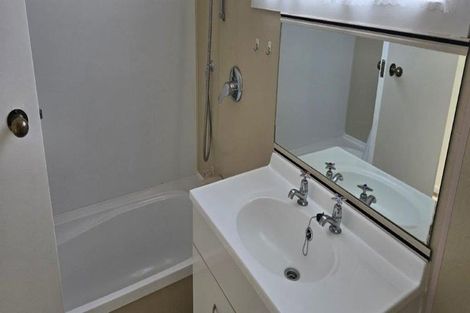 Photo of property in 39 Kirrie Avenue, Te Atatu South, Auckland, 0610