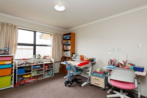 Photo of property in 5 Nevada Way, Kelvin Grove, Palmerston North, 4414