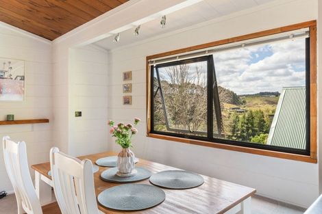 Photo of property in 13 Lindaver Grove, Merrilands, New Plymouth, 4312