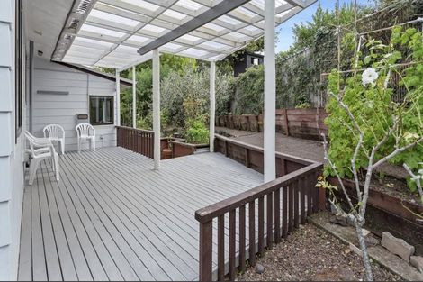 Photo of property in 30 Mannering Place, Hillcrest, Auckland, 0627