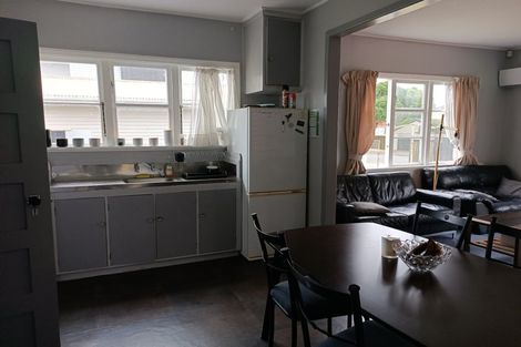 Photo of property in 9 Waiohua Road, Greenlane, Auckland, 1061