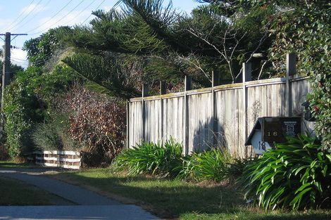 Photo of property in 18 Wairere Grove, Paraparaumu, 5032