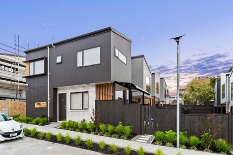 Photo of property in 10 Don Oliver Lane, Glen Eden, 0602