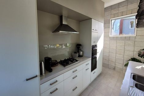 Photo of property in 28 Veale Road, Frankleigh Park, New Plymouth, 4310