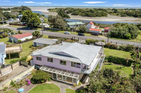 Photo of property in 14 Manga-pirau Street, Waikawa Beach, Manakau, 5573
