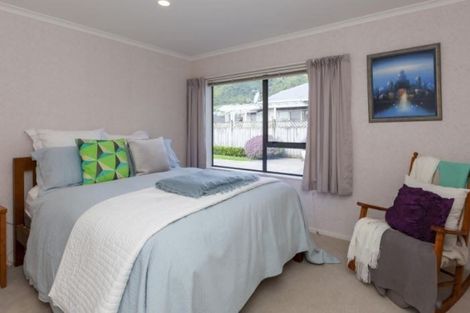 Photo of property in 8 Cranbrook Grove, Waikanae, 5036