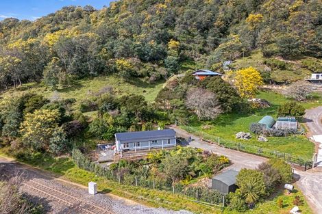 Photo of property in 16 Angle Street, Picton, 7220