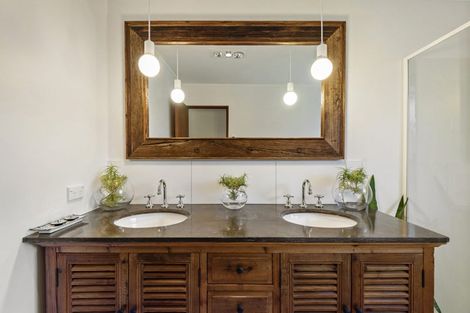 Photo of property in 10 Lyons Avenue, Murrays Bay, Auckland, 0630