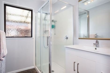 Photo of property in 10 Albatross Close, Whitby, Porirua, 5024