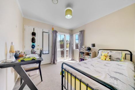 Photo of property in 2/13 Clevedon Road, Papakura, 2110