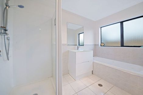 Photo of property in 11 Walter Haddrell Crescent, Flat Bush, Auckland, 2016