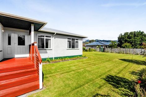 Photo of property in 6 Mace Terrace, Oakura, 4314