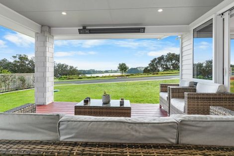 Photo of property in 32 Omahuru Road, Glenbrook, 2681