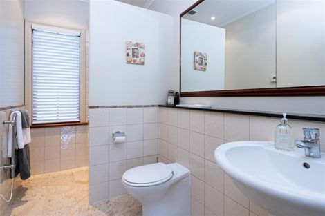 Photo of property in 15 Ocean View Road, Milford, Auckland, 0620