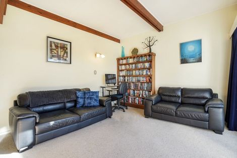 Photo of property in 2 Hollows Crescent, Takaro, Palmerston North, 4412