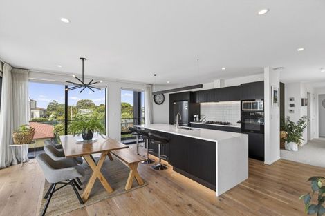 Photo of property in 8 Kowhai Street, Strandon, New Plymouth, 4312