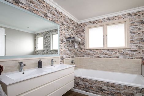 Photo of property in 107 Branxholm Street, Roxburgh, 9500