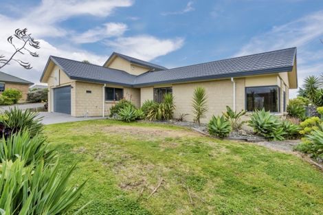 Photo of property in 8 Te Ropata Place, Waikanae Beach, Waikanae, 5036